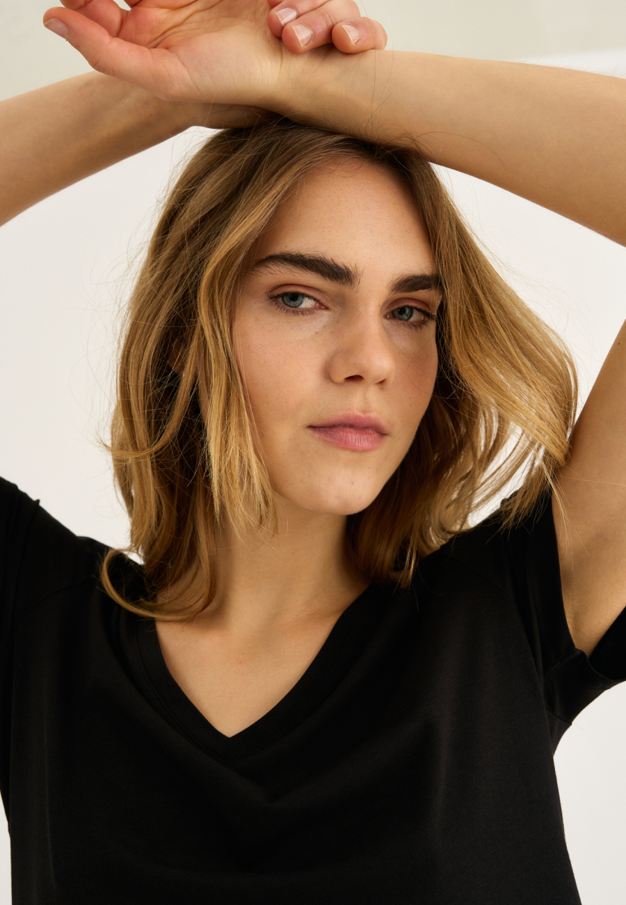 T-shirt v-hals | Bambusviskose | Sort -JBS of Denmark Women